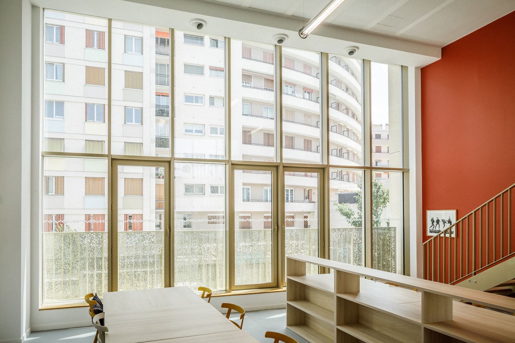 Complejo residencial Bourg-La-Reine por Margot-Duclot Architectes Associés. Fotografía por Charlotte Bommelaer.