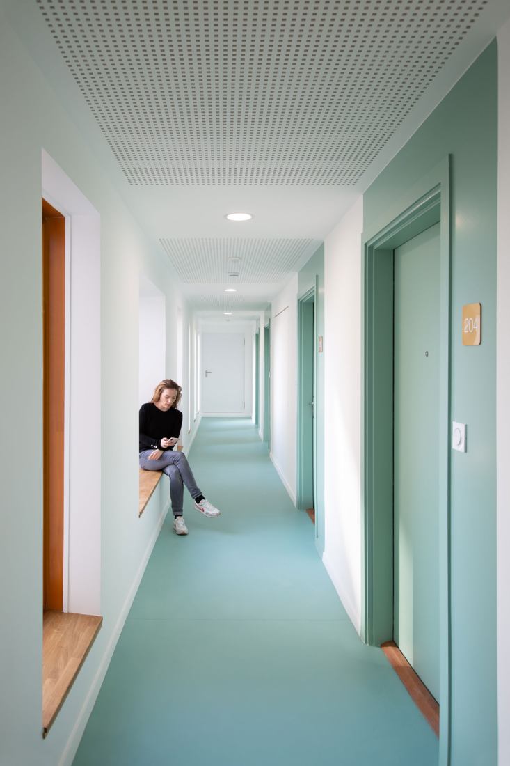 Complejo residencial Bourg-La-Reine por Margot-Duclot Architectes Associés. Fotografía por Charlotte Bommelaer.