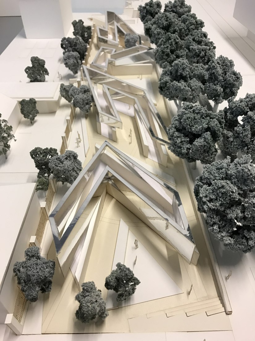 Maqueta del diseño del monumento al Holocausto Holandés por Daniel Libeskind. El monumento tiene forma de la palabra hebrea "Lizkor", que se traduce como "en memoria de". Imagen © Studio Libeskind.