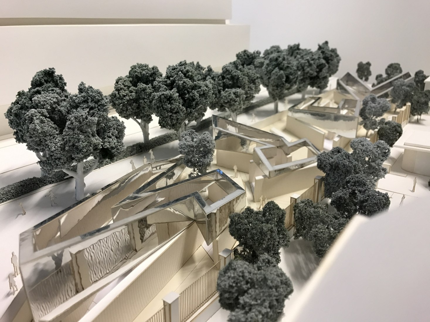 Maqueta del diseño del monumento al Holocausto Holandés por Daniel Libeskind. El monumento tiene forma de la palabra hebrea "Lizkor", que se traduce como "en memoria de". Imagen © Studio Libeskind.