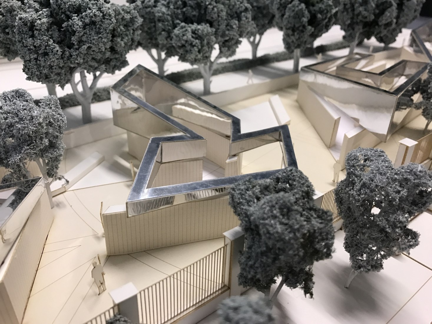 Maqueta del diseño del monumento al Holocausto Holandés por Daniel Libeskind. El monumento tiene forma de la palabra hebrea "Lizkor", que se traduce como "en memoria de". Imagen © Studio Libeskind.