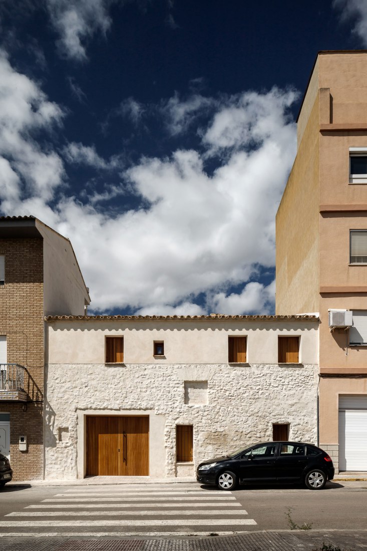 Main acces. Paqui's House by Mentrestant. Photograph by Alejandro Gómez Vives.