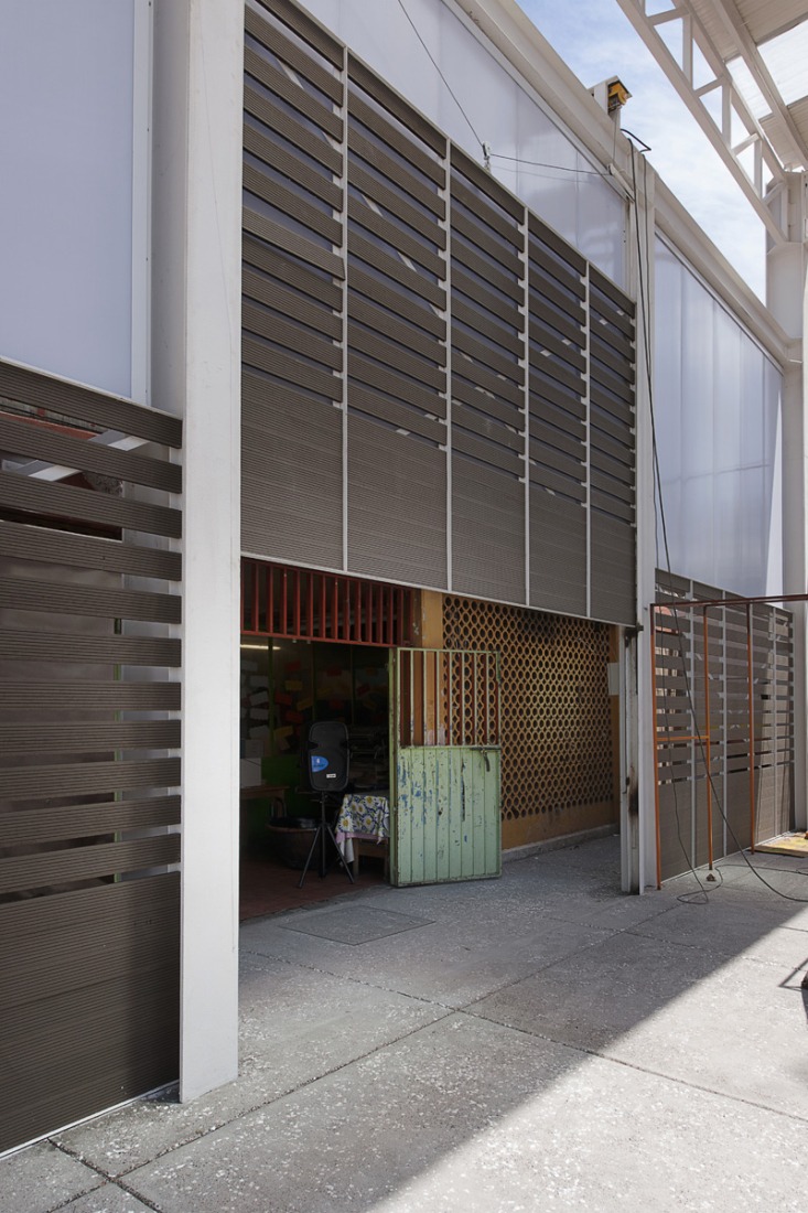 Detalle de las puertas de guillotina. Rehabilitación del Mercado de la Purísima por Bandada Studio. Fotografía © Jaime Navarro.