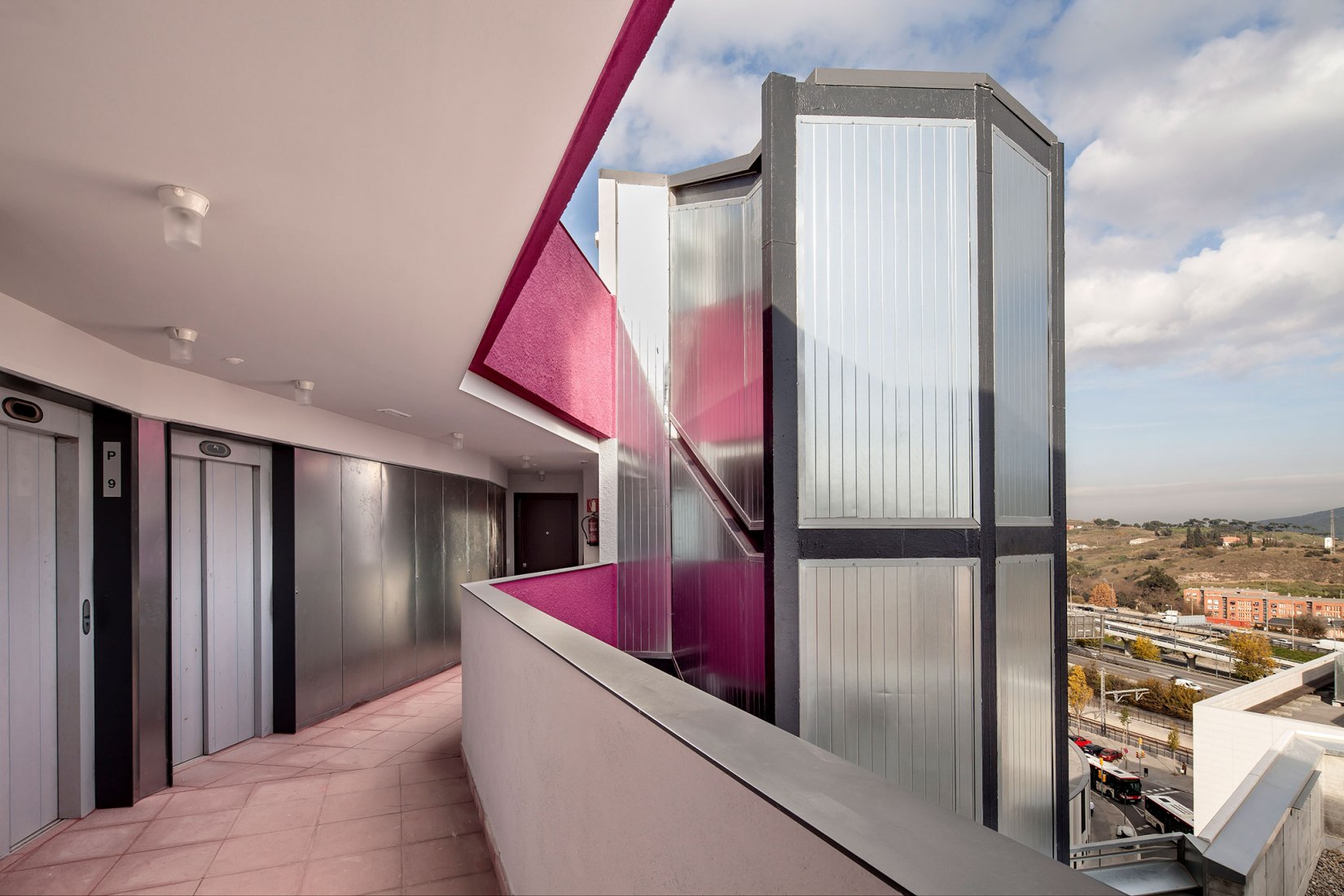 Planta superior, Vivienda colectiva en Torre Baró por Josep Miàs. Fotografía © Adrià Goula.