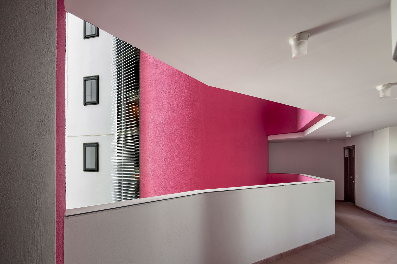 Patio abierto, Vivienda colectiva en Torre Baró por Josep Miàs. Fotografía © Adrià Goula.
