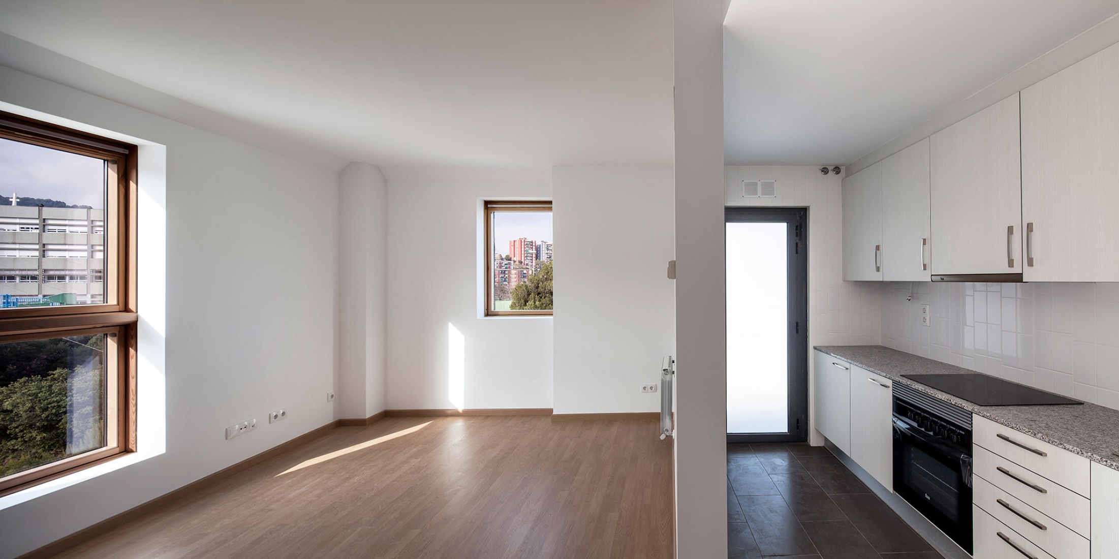 Interior, Vivienda colectiva en Torre Baró por Josep Miàs. Fotografía © Adrià Goula.