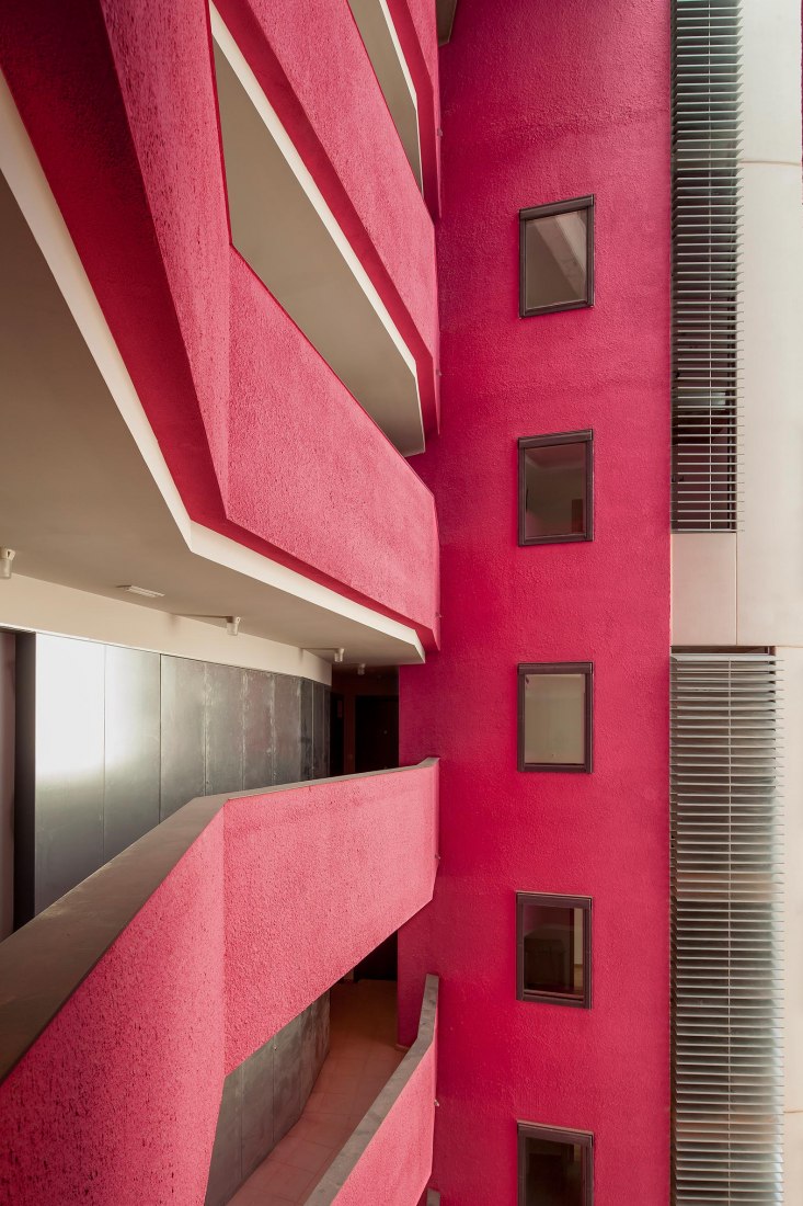 Patio abierto, Vivienda colectiva en Torre Baró por Josep Miàs. Fotografía © Adrià Goula.