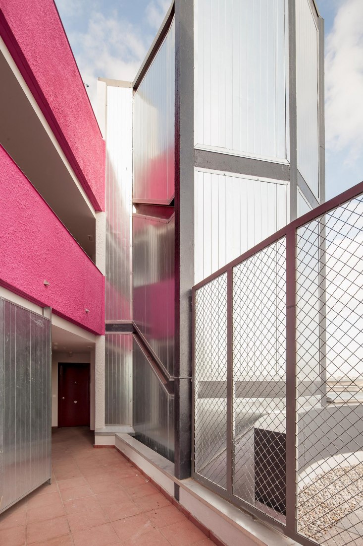 Patio abierto, Vivienda colectiva en Torre Baró por Josep Miàs. Fotografía © Adrià Goula.