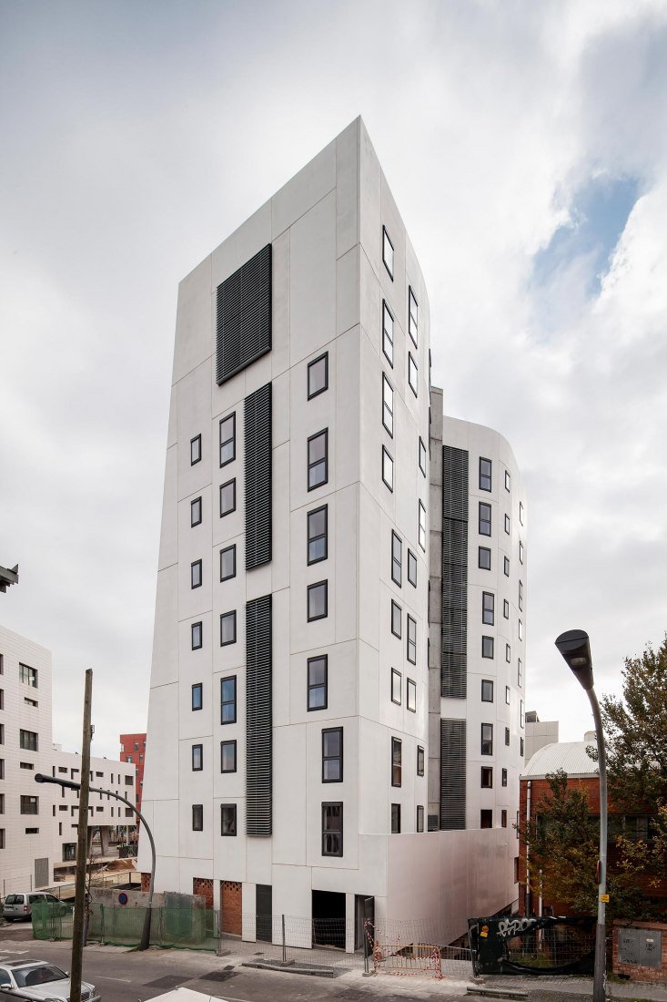 Vivienda colectiva en Torre Baró por Josep Miàs. Fotografía © Adrià Goula.