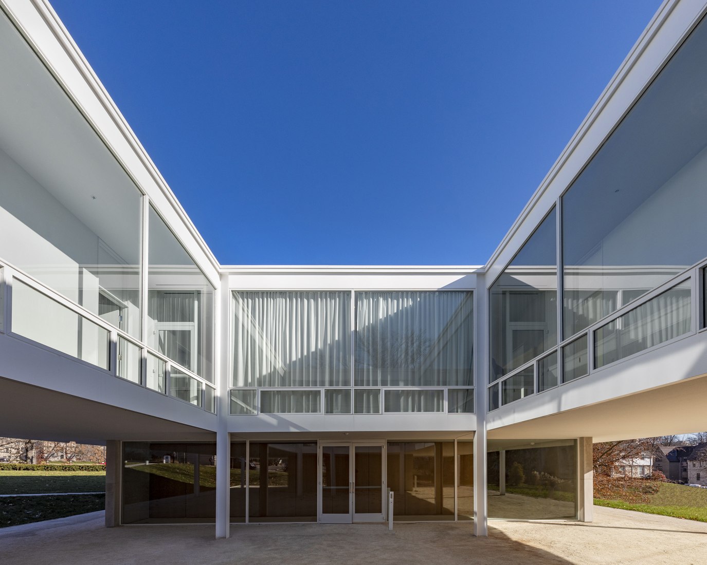 La escuela Eskenazi, construida con el diseño redescubierto de 1952 de Mies van der Rohe. Fotografía por Hadley Fruits