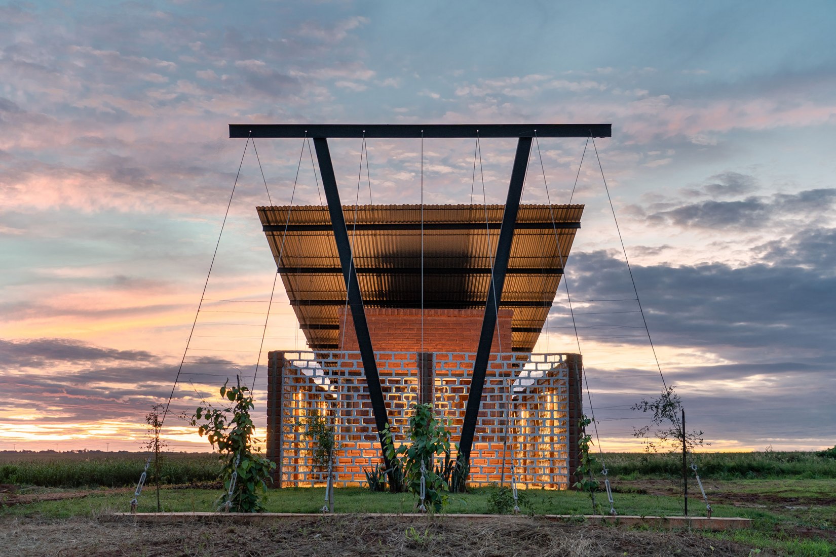 Oficinas Nordeste Curuguaty por Mínimo Común Arquitectura. Fotografía por Daniel Ojeda