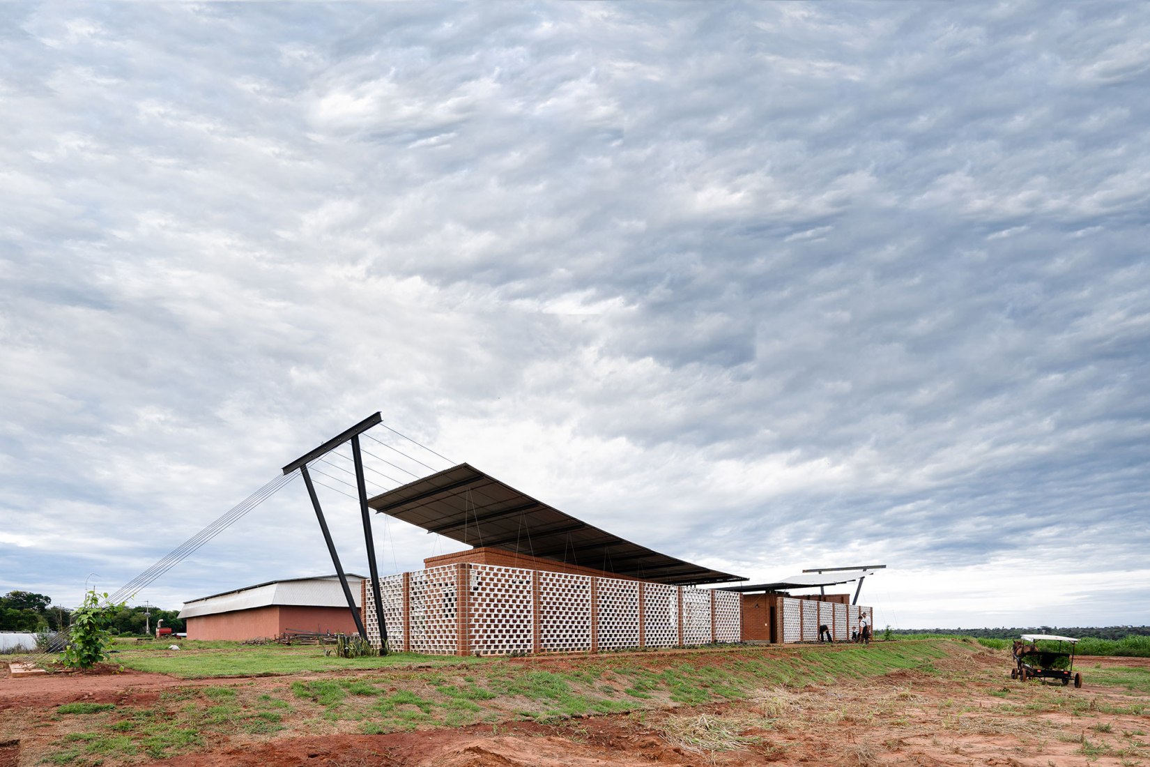 Oficinas Nordeste Curuguaty por Mínimo Común Arquitectura. Fotografía por Daniel Ojeda