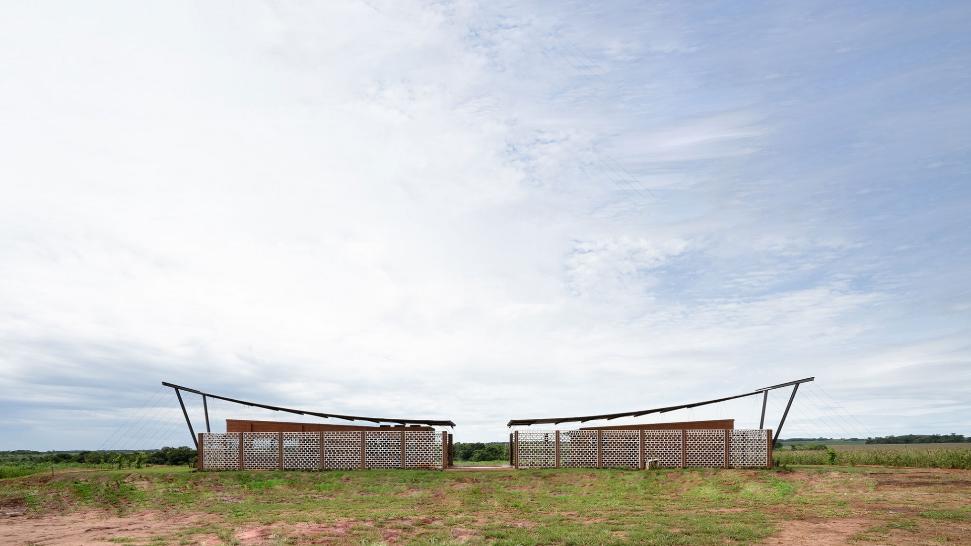 Oficinas Nordeste Curuguaty por Mínimo Común Arquitectura. Fotografía por Daniel Ojeda