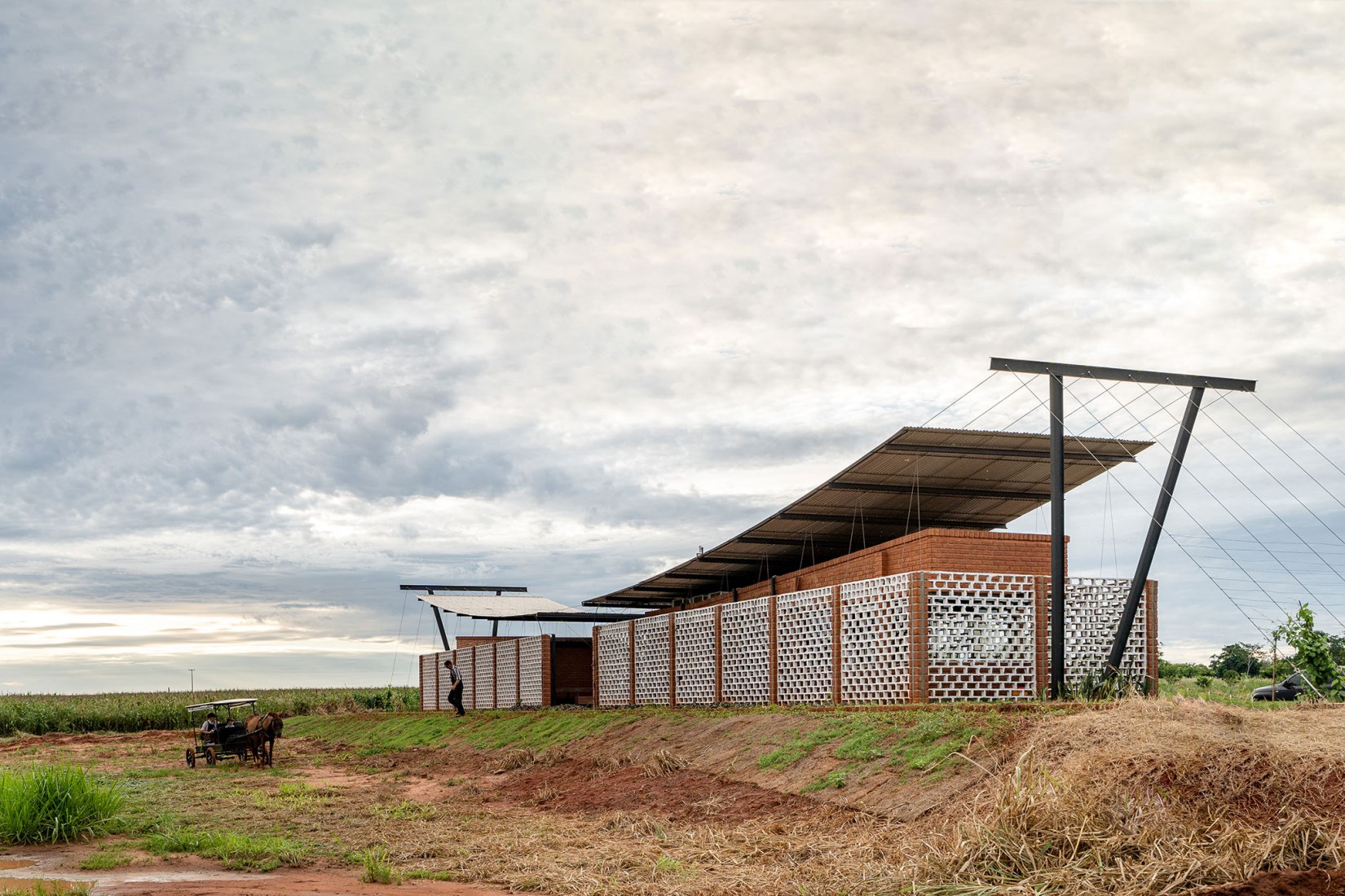 Oficinas Nordeste Curuguaty por Mínimo Común Arquitectura. Fotografía por Daniel Ojeda