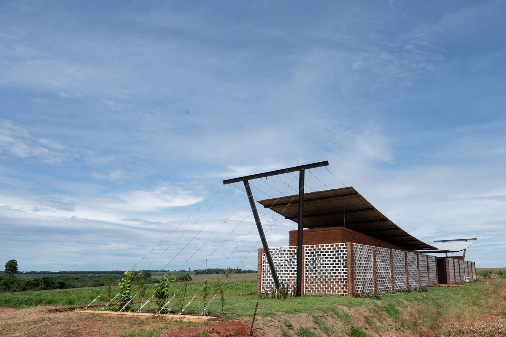 Oficinas Nordeste Curuguaty por Mínimo Común Arquitectura. Fotografía por Daniel Ojeda