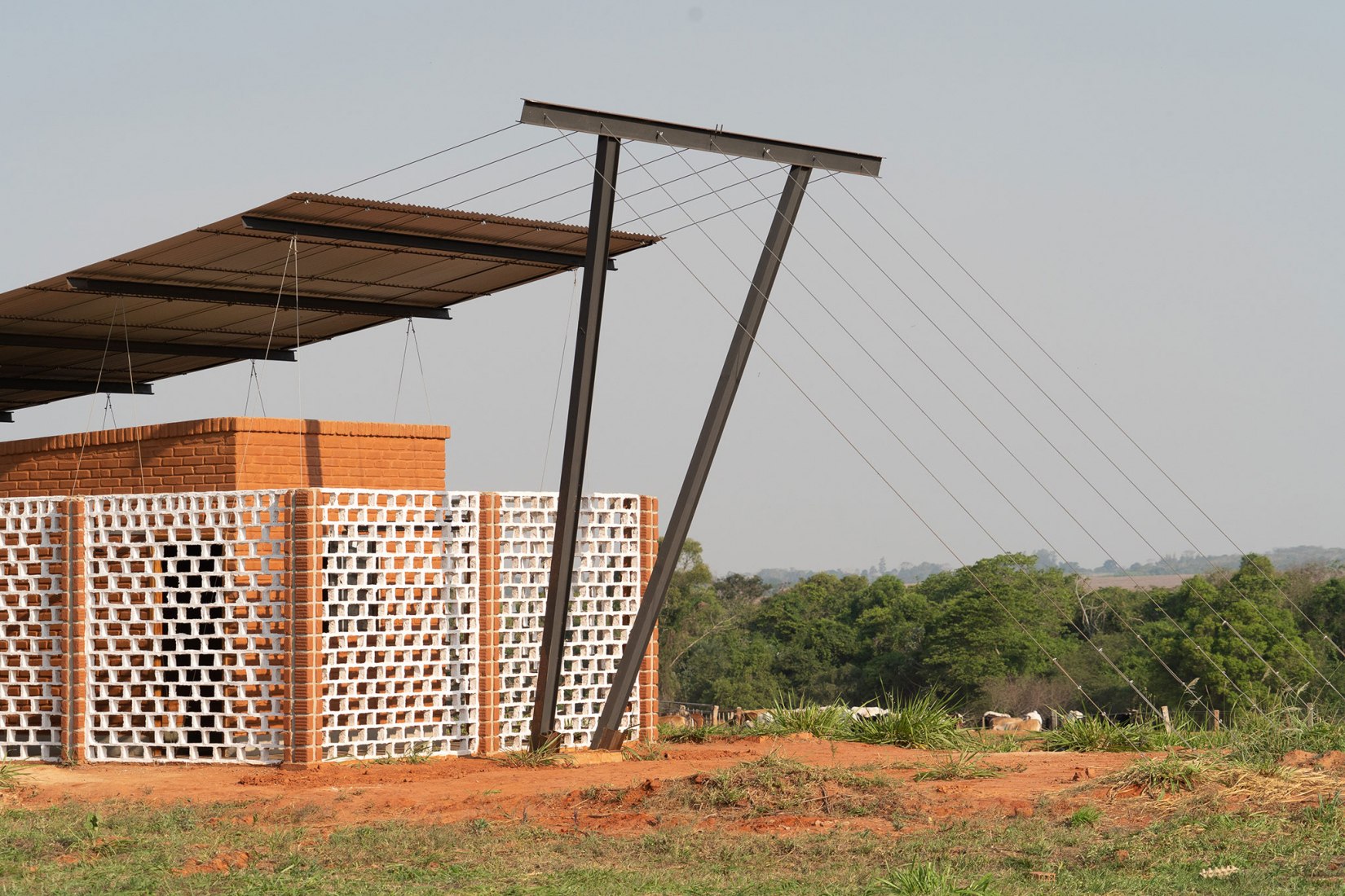Oficinas Nordeste Curuguaty por Mínimo Común Arquitectura. Fotografía por Daniel Ojeda