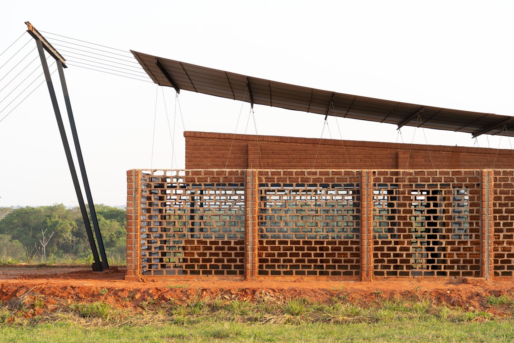 Oficinas Nordeste Curuguaty por Mínimo Común Arquitectura. Fotografía por Daniel Ojeda