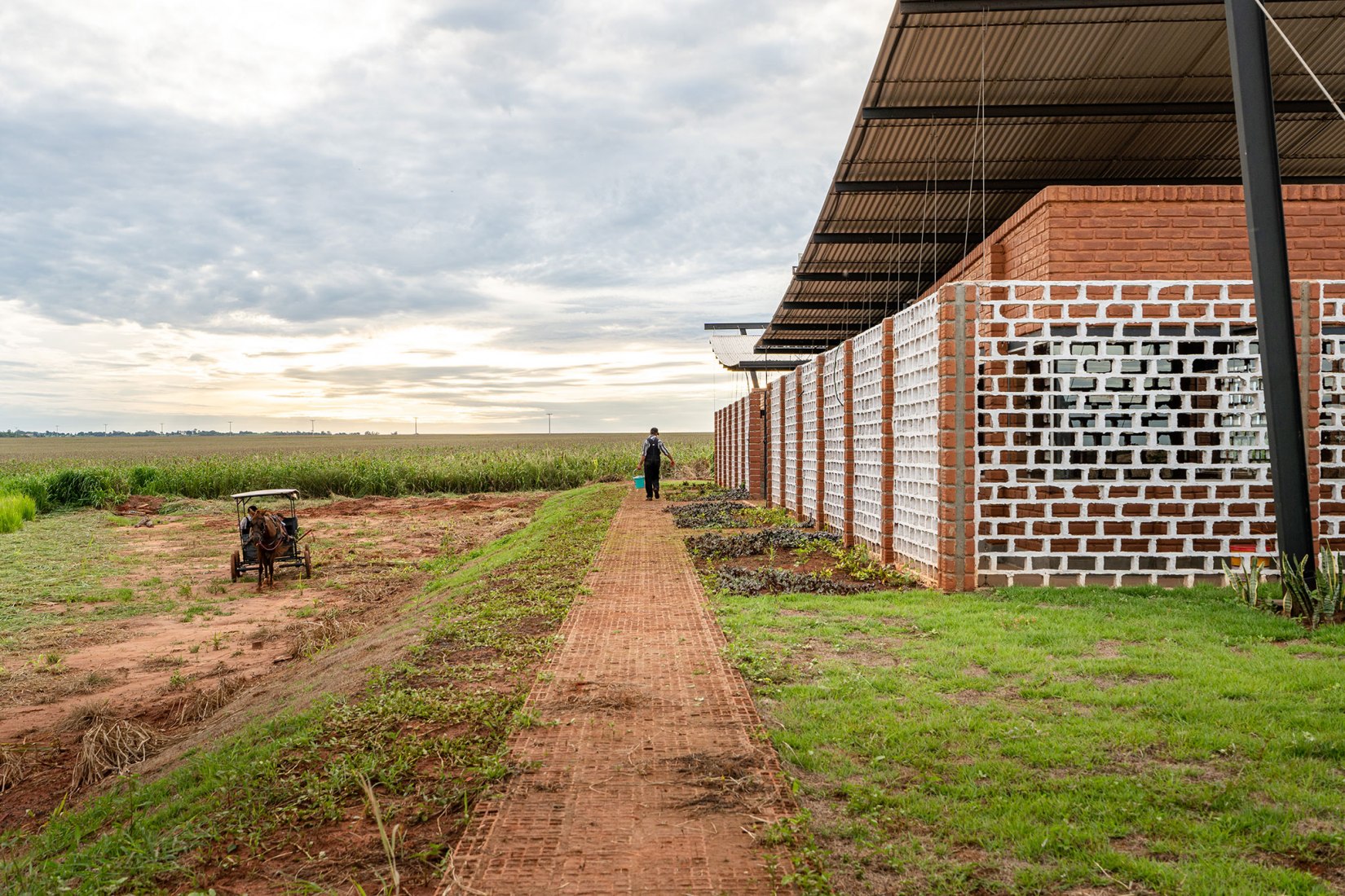 Oficinas Nordeste Curuguaty por Mínimo Común Arquitectura. Fotografía por Daniel Ojeda