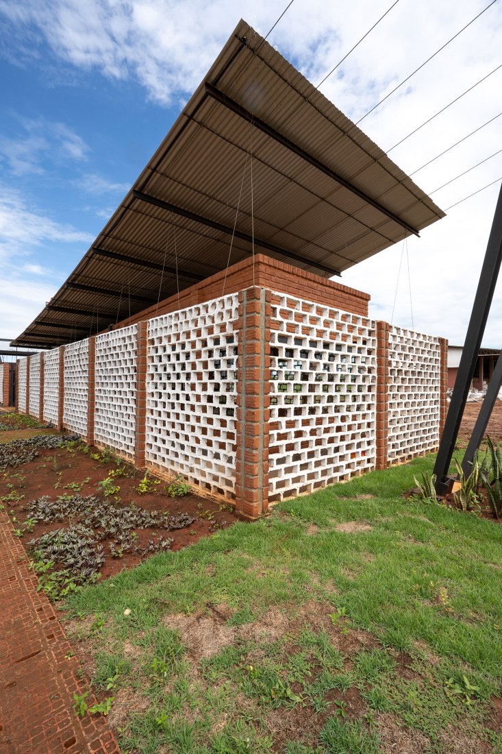 Oficinas Nordeste Curuguaty por Mínimo Común Arquitectura. Fotografía por Daniel Ojeda