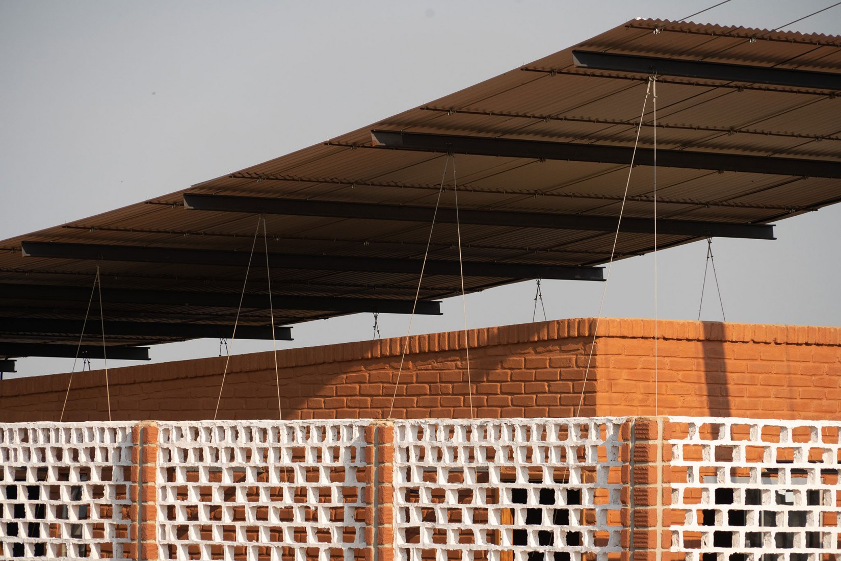 Oficinas Nordeste Curuguaty por Mínimo Común Arquitectura. Fotografía por Daniel Ojeda