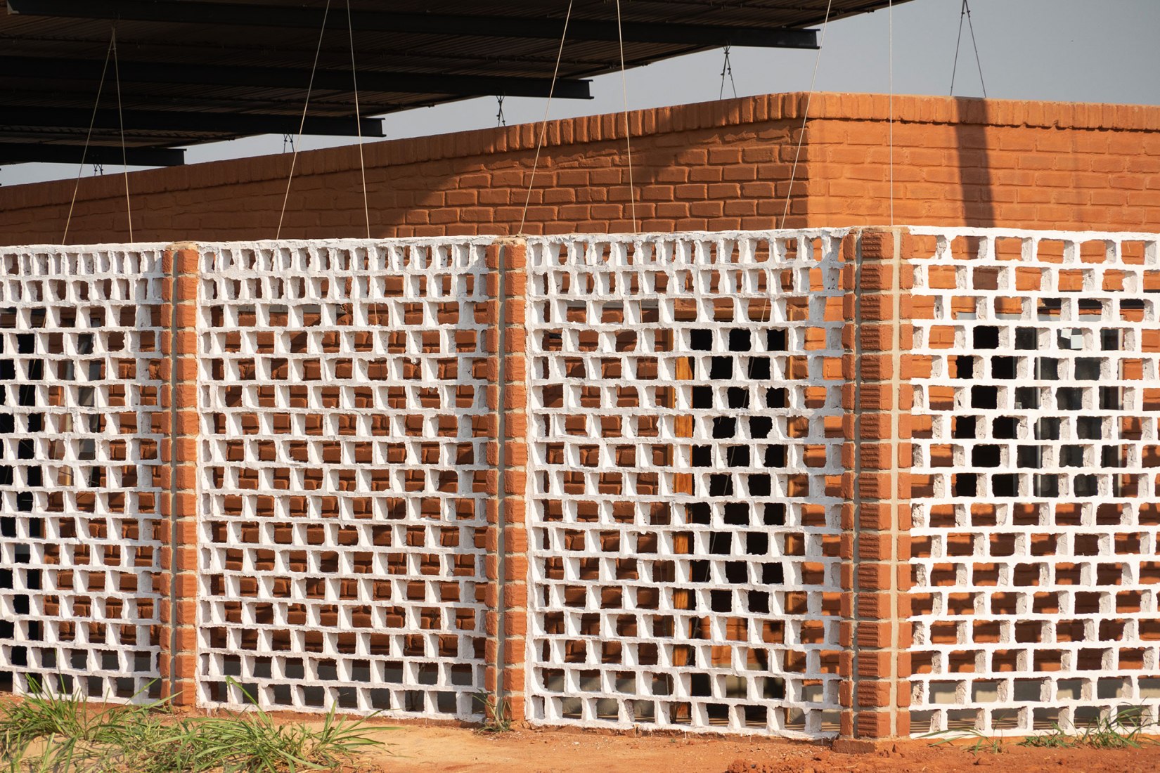 Oficinas Nordeste Curuguaty por Mínimo Común Arquitectura. Fotografía por Daniel Ojeda