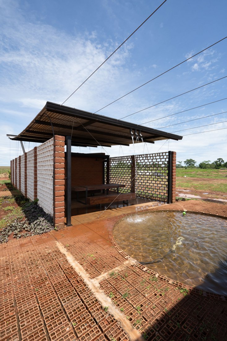 Oficinas Nordeste Curuguaty por Mínimo Común Arquitectura. Fotografía por Daniel Ojeda