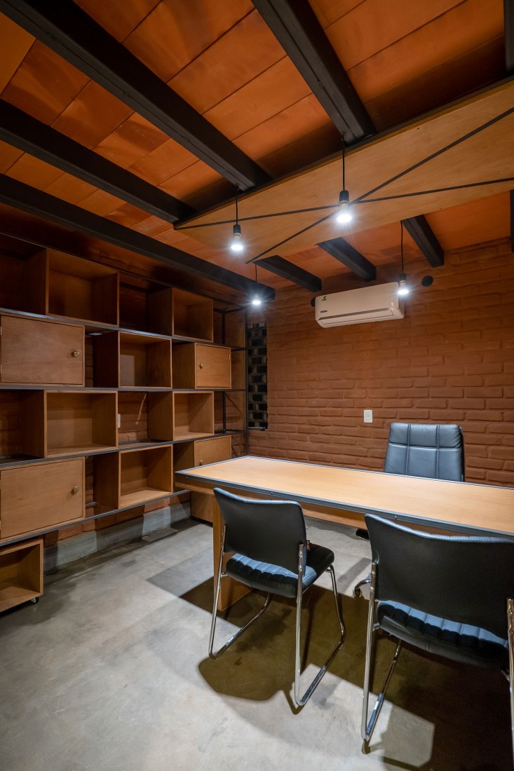 Oficinas Nordeste Curuguaty por Mínimo Común Arquitectura. Fotografía por Daniel Ojeda