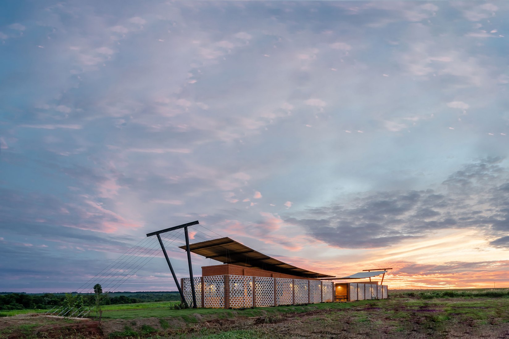 Oficinas Nordeste Curuguaty por Mínimo Común Arquitectura. Fotografía por Daniel Ojeda