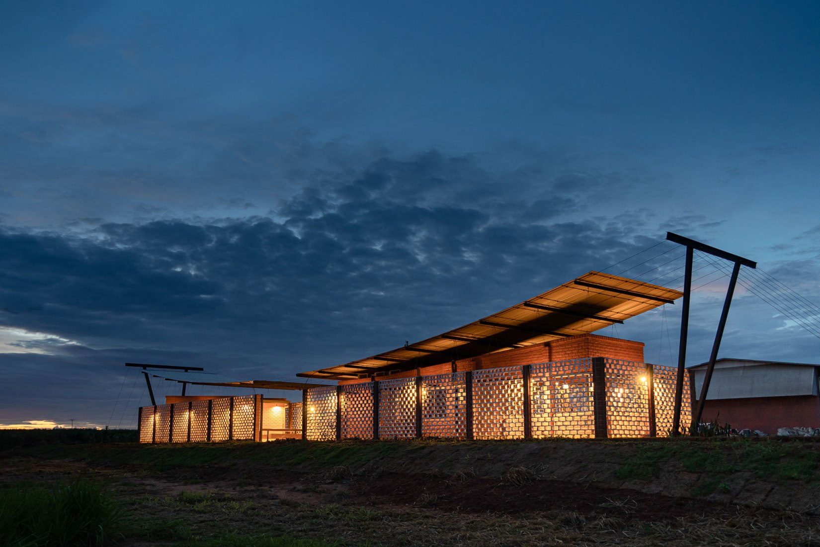 Oficinas Nordeste Curuguaty por Mínimo Común Arquitectura. Fotografía por Daniel Ojeda