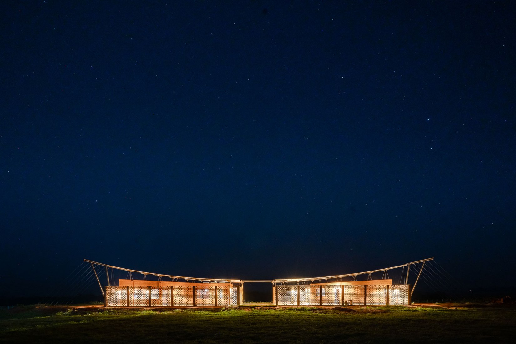 Oficinas Nordeste Curuguaty por Mínimo Común Arquitectura. Fotografía por Daniel Ojeda