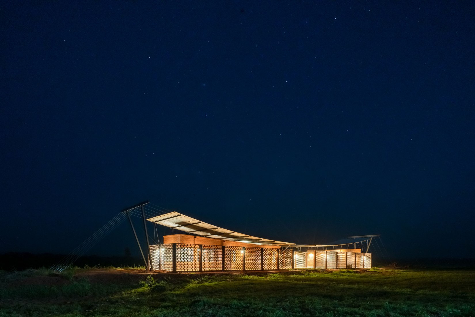 Oficinas Nordeste Curuguaty por Mínimo Común Arquitectura. Fotografía por Daniel Ojeda