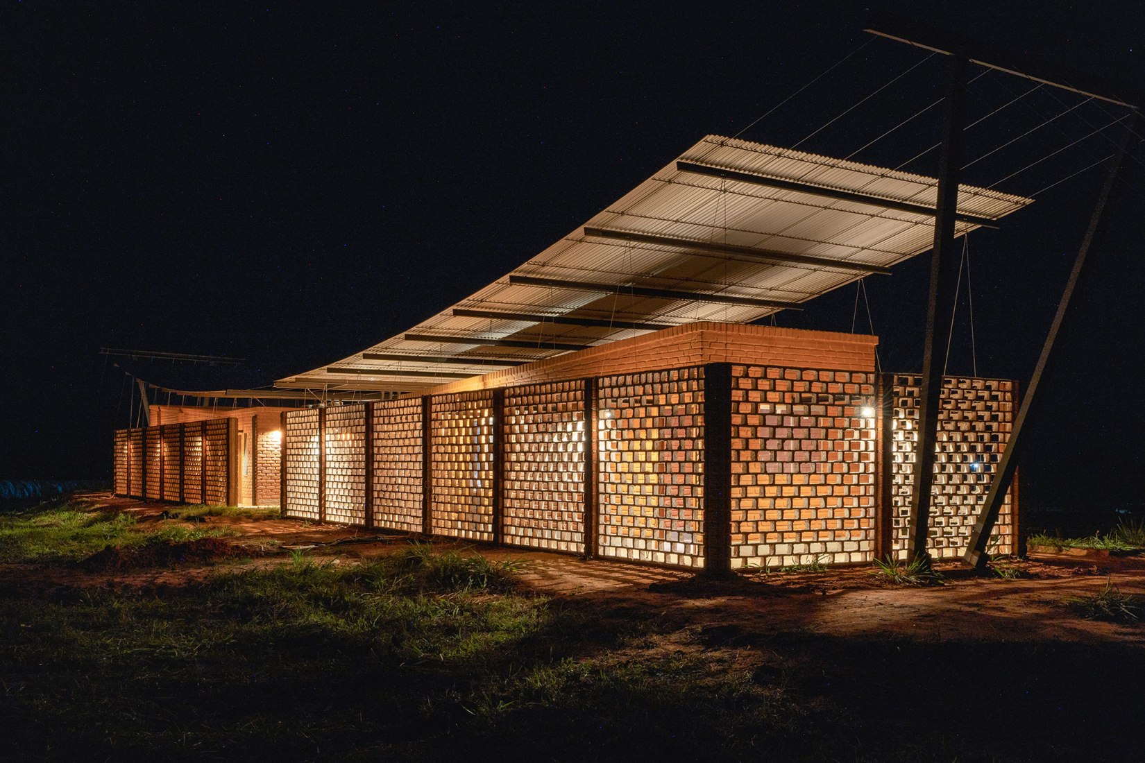 Oficinas Nordeste Curuguaty por Mínimo Común Arquitectura. Fotografía por Daniel Ojeda