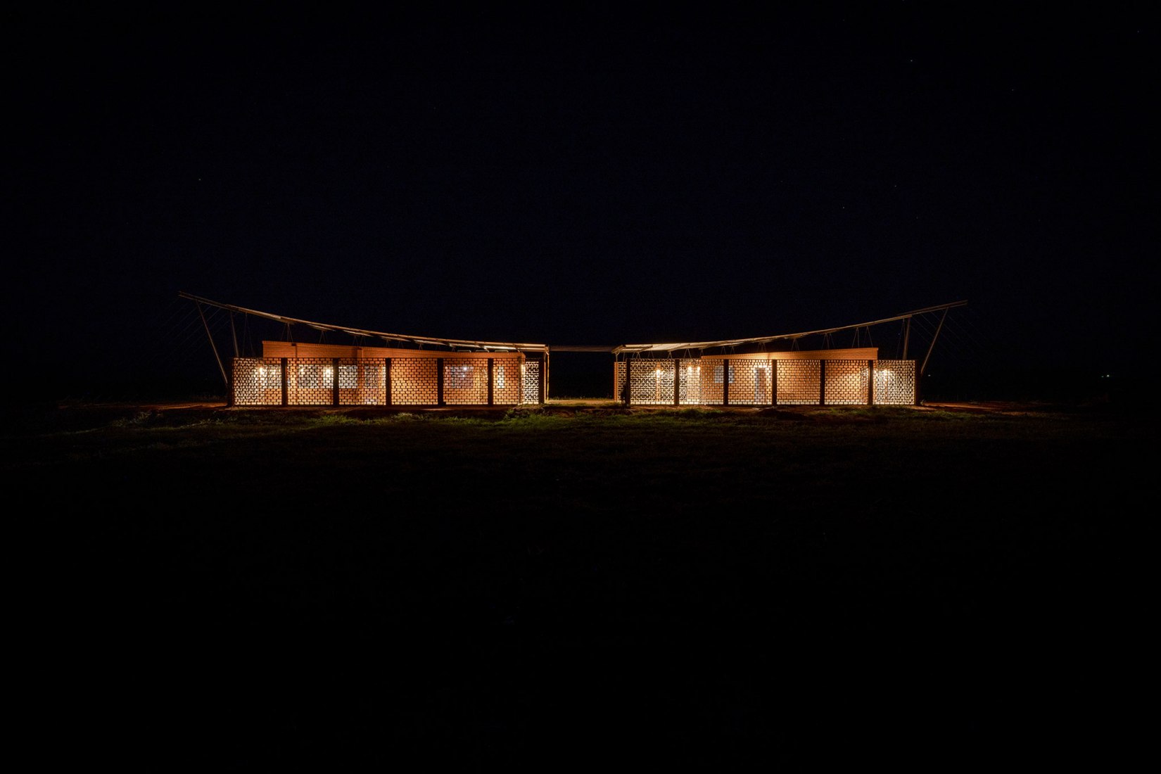 Oficinas Nordeste Curuguaty por Mínimo Común Arquitectura. Fotografía por Daniel Ojeda