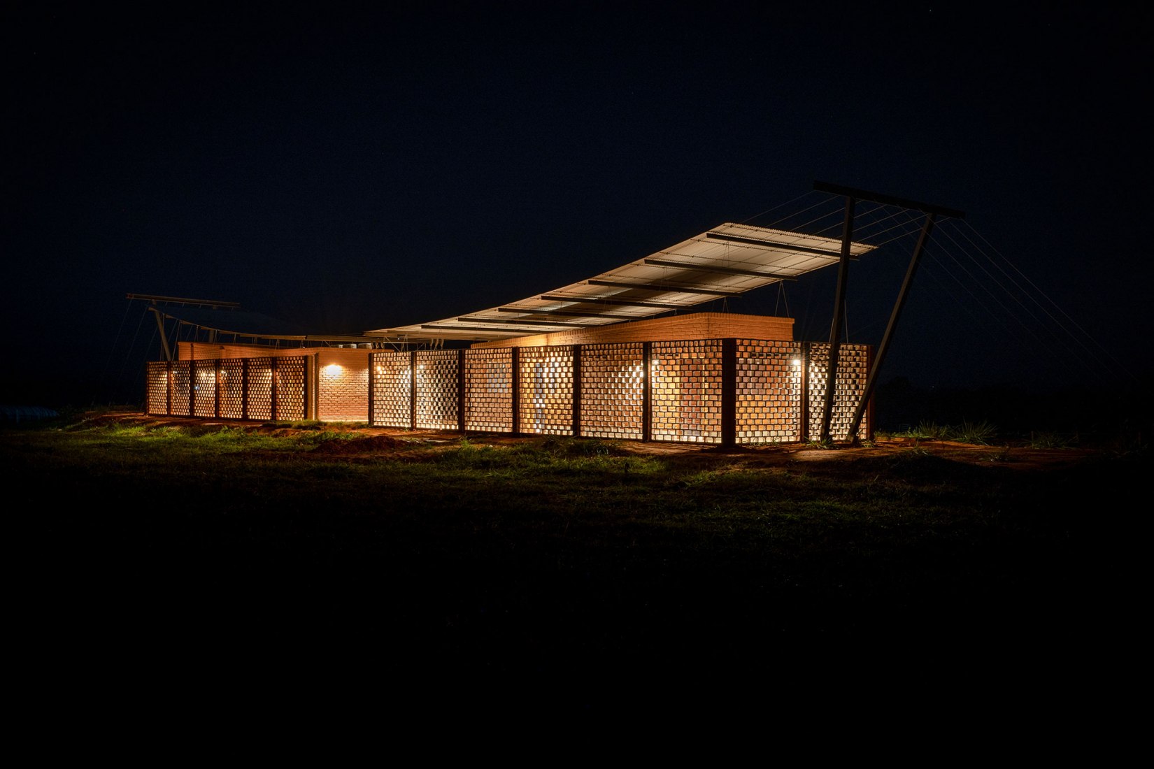 Oficinas Nordeste Curuguaty por Mínimo Común Arquitectura. Fotografía por Daniel Ojeda