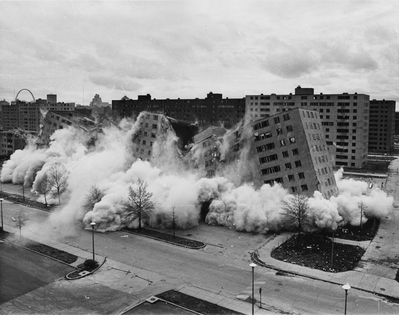 De la demolición televisada de Pruitt-Igoe el 17 de abril de 1972, después de años de deterioro y abandono por parte de la Administración Pública (Departamento de Vivienda y Desarrollo Urbano de EE. UU. Oficina de Investigación y Desarrollo de Políticas / Dominio Público) 