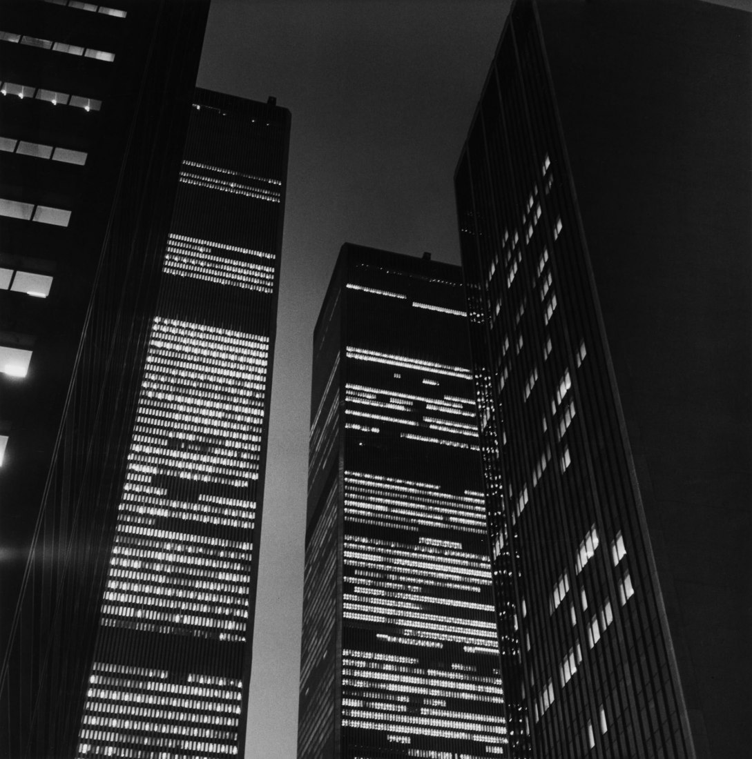 El fotógrafo estadounidense Peter Hujar capturó esta imagen del World Trade Center original en la noche de 1976. Cortesía de The Peter Hujar Archive, Pace Gallery, Nueva York y Fraenkel Gallery, Sanus. 