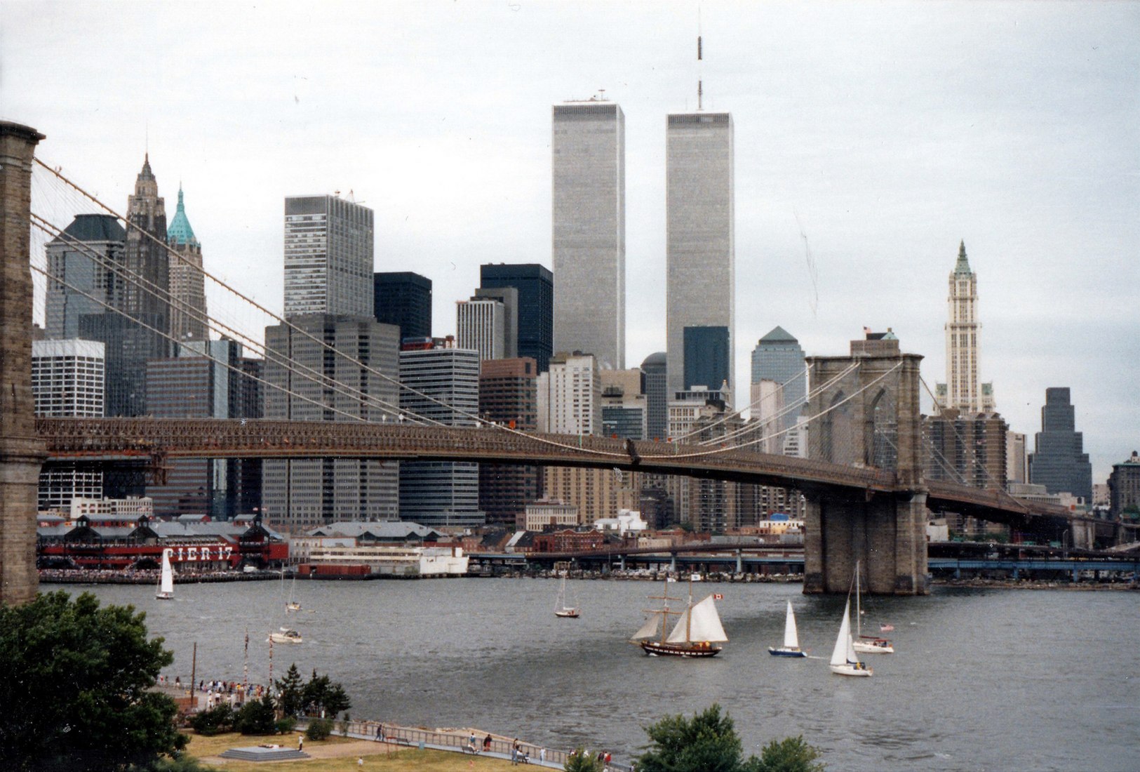 Paisaje urbano del World Trade Center en 1995: vista diurna desde el sexto piso de One Main Street, Brooklyn, un antiguo edificio de oficinas del Departamento de Trabajo del Estado de Nueva York. 