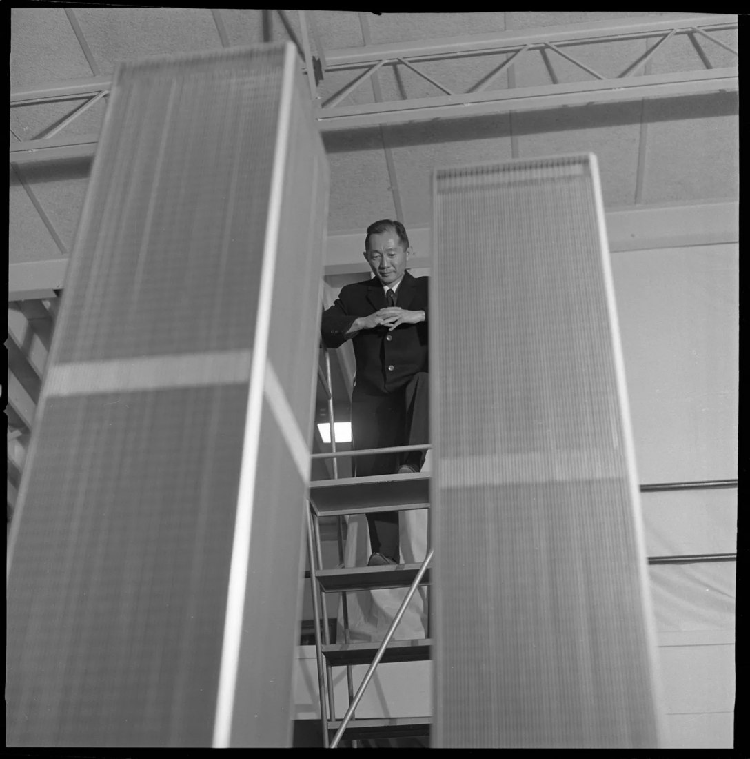 Yamasaki de pie mirando la maqueta de las World Trade Center. Fotografía a través de la Biblioteca del Congreso. 