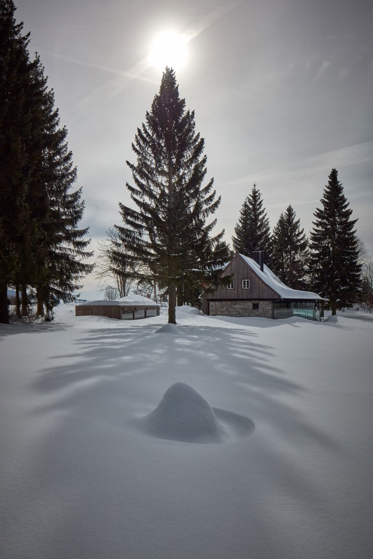 The Glass Cabin by Mjölk architekti. Photograph by BoysPlayNice.