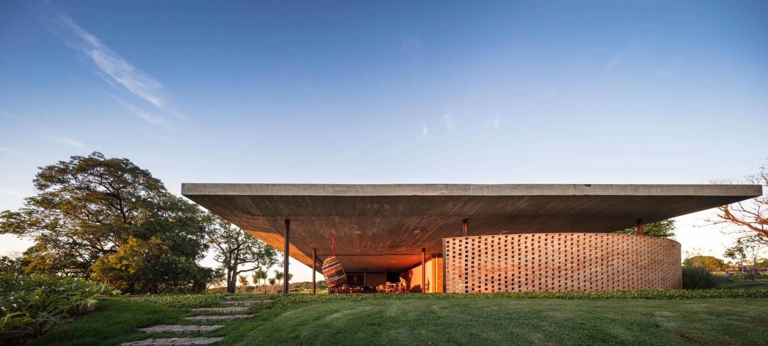 All under a horizontal plane. Planar House by Studio MK27 and Lair Reis