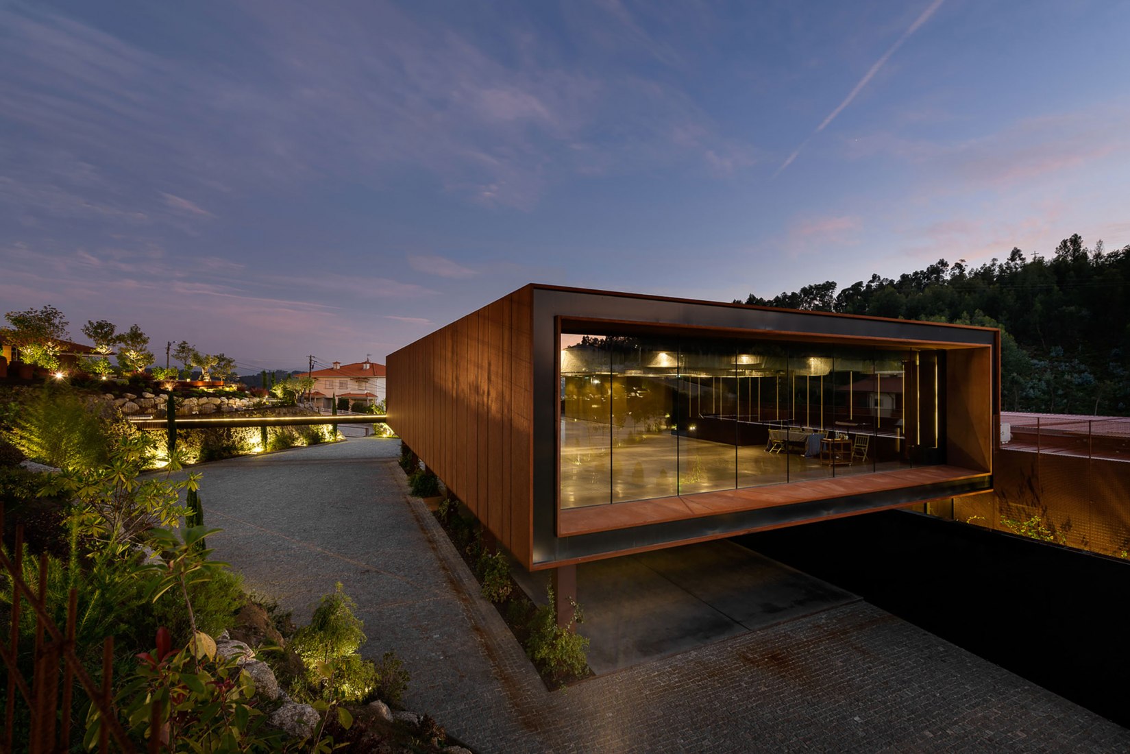 Centro Cultural Suspended Matter Box por MMV Arquitectos. Fotografía por Ricardo Oliveira Alves