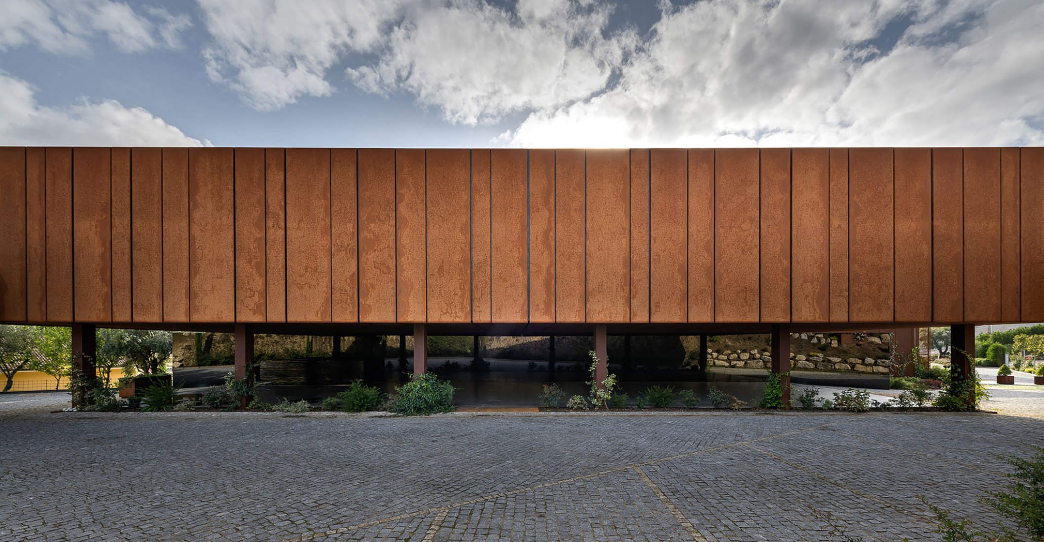 Centro Cultural Suspended Matter Box por MMV Arquitectos. Fotografía por Ricardo Oliveira Alves