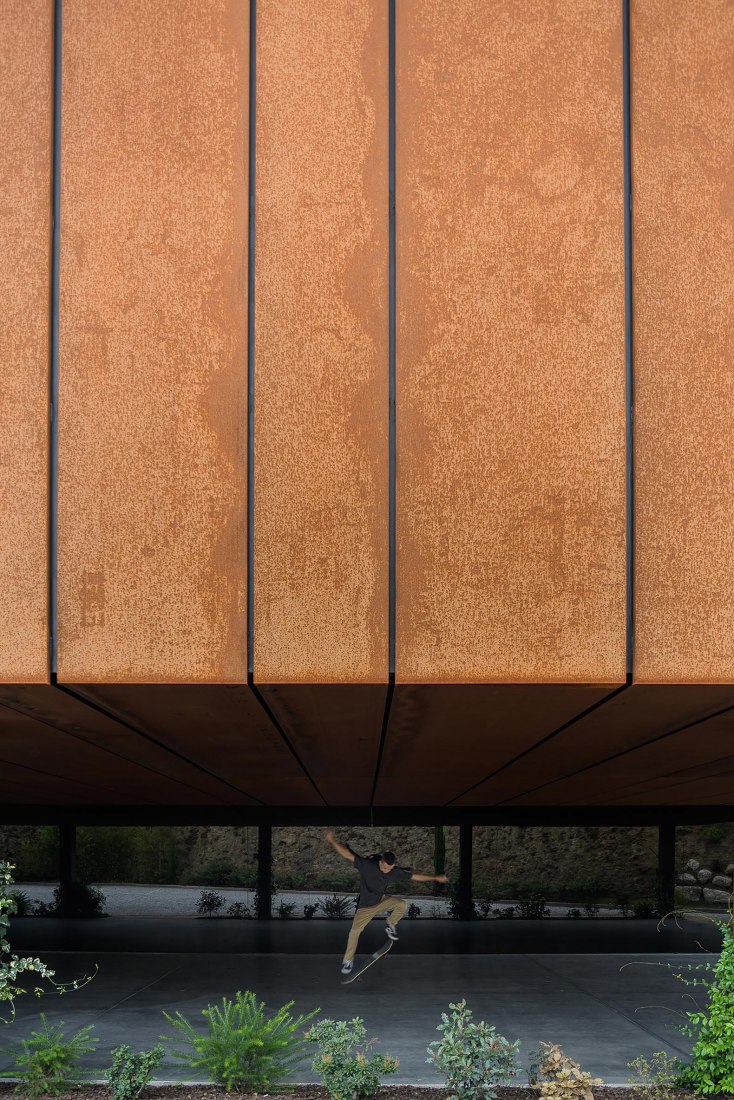 Centro Cultural Suspended Matter Box por MMV Arquitectos. Fotografía por Ricardo Oliveira Alves