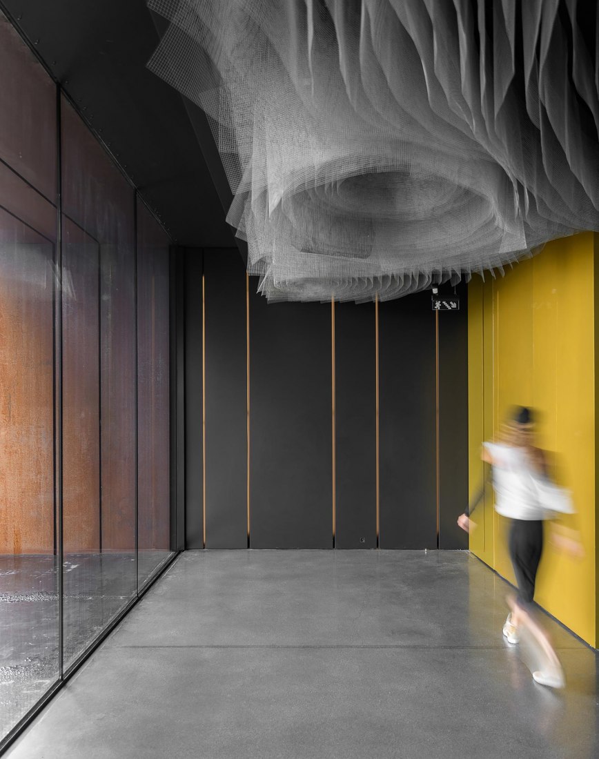Centro Cultural Suspended Matter Box por MMV Arquitectos. Fotografía por Ricardo Oliveira Alves