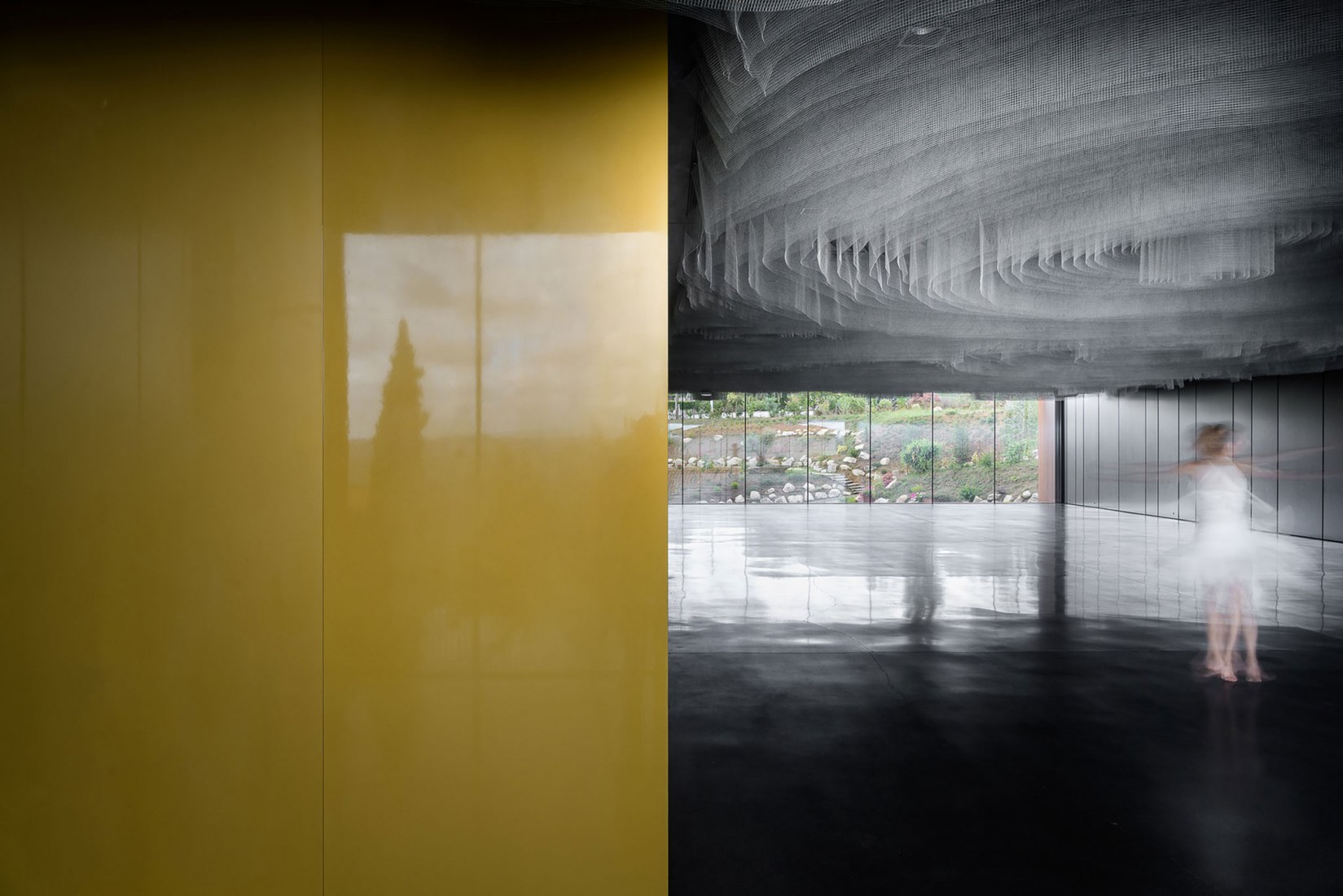 Centro Cultural Suspended Matter Box por MMV Arquitectos. Fotografía por Ricardo Oliveira Alves