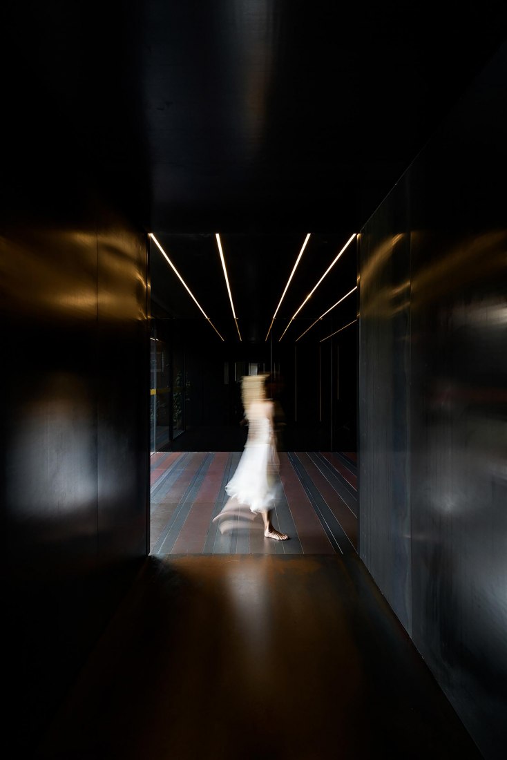 Centro Cultural Suspended Matter Box por MMV Arquitectos. Fotografía por Ricardo Oliveira Alves