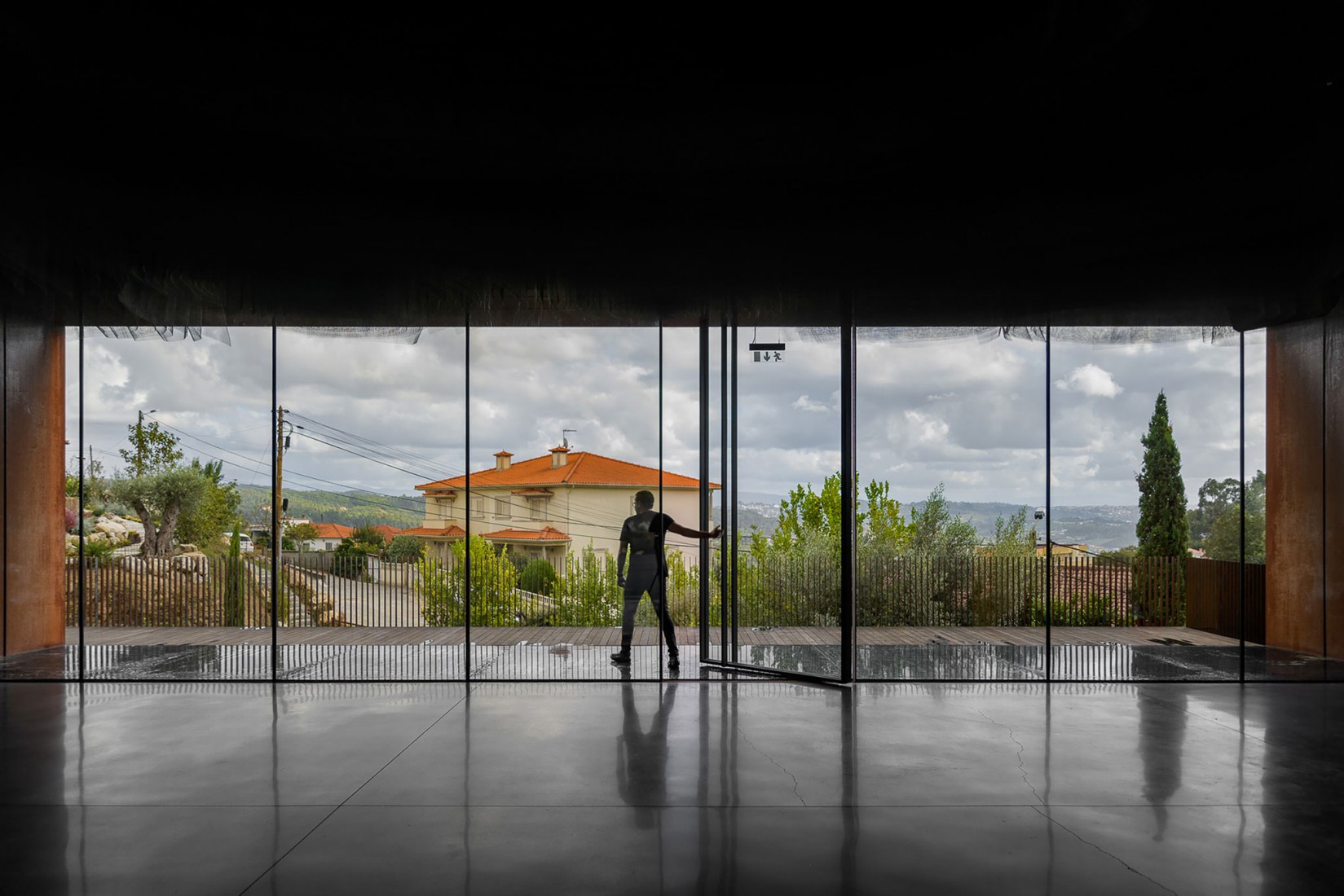 Centro Cultural Suspended Matter Box por MMV Arquitectos. Fotografía por Ricardo Oliveira Alves