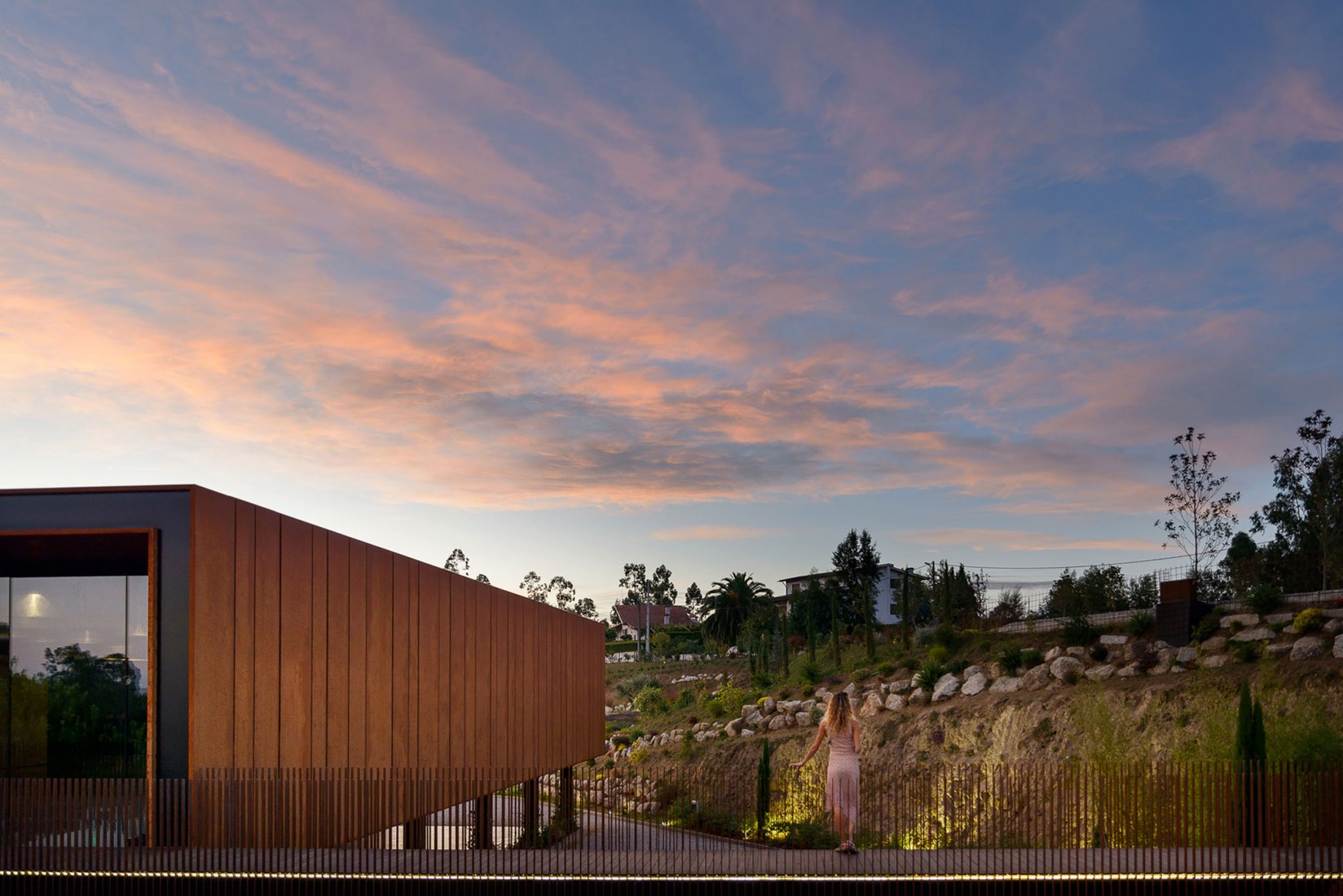 Centro Cultural Suspended Matter Box por MMV Arquitectos. Fotografía por Ricardo Oliveira Alves