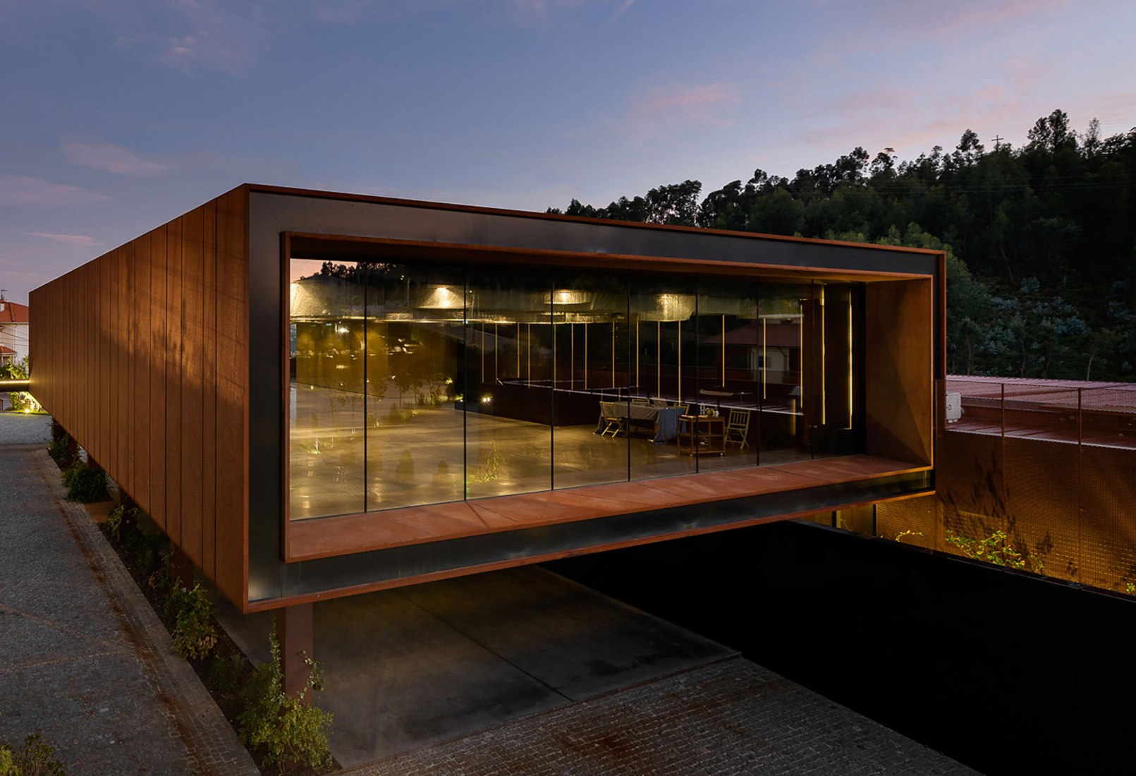 Centro Cultural Suspended Matter Box por MMV Arquitectos. Fotografía por Ricardo Oliveira Alves