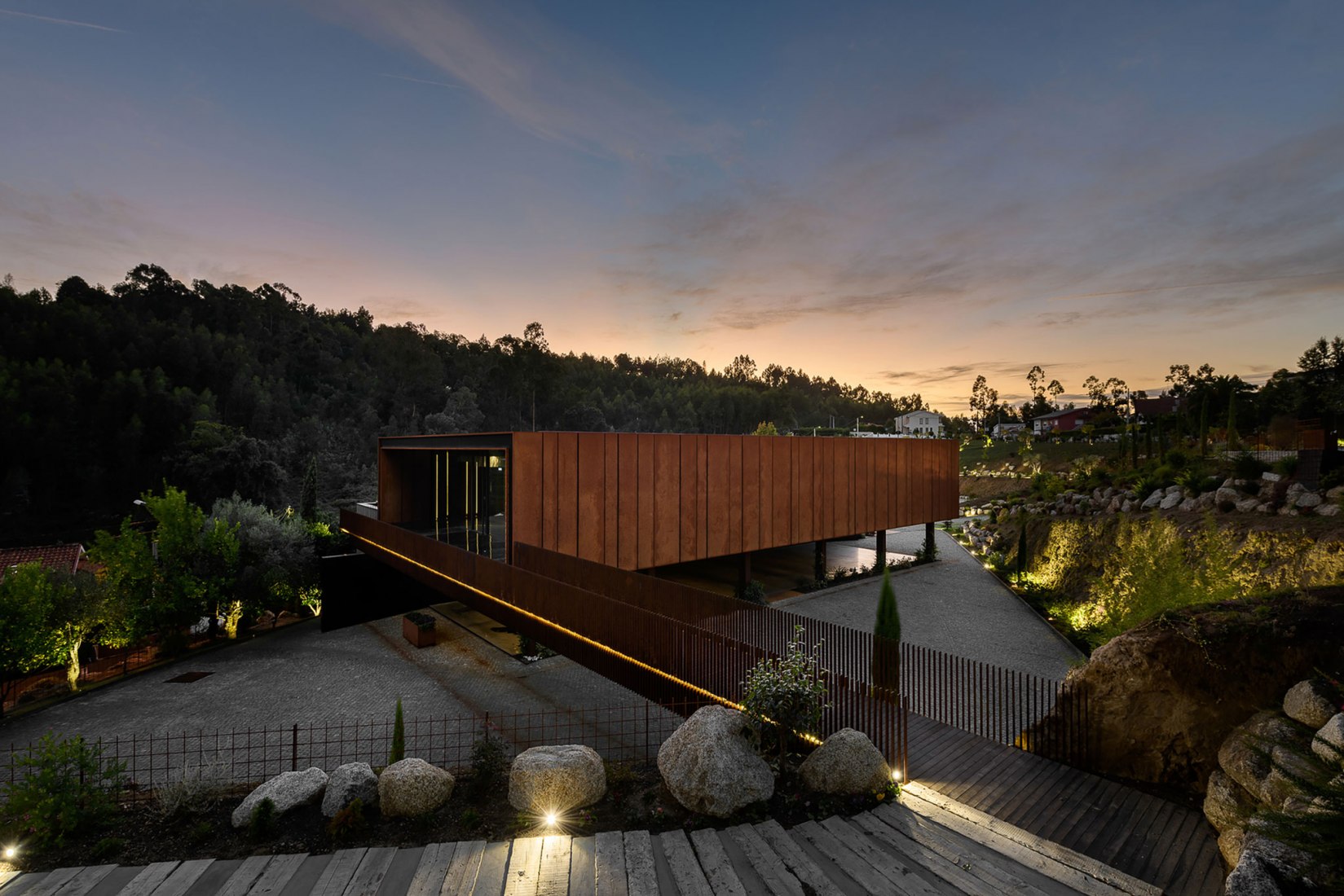 Centro Cultural Suspended Matter Box por MMV Arquitectos. Fotografía por Ricardo Oliveira Alves